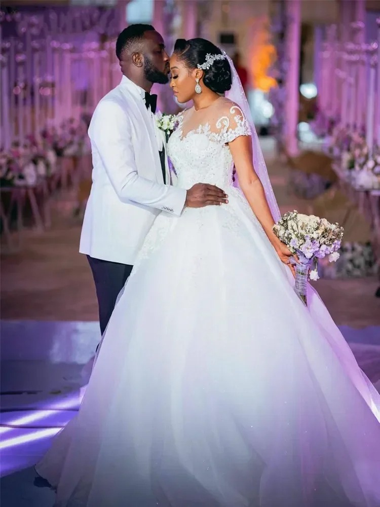 Customized Short Sleeves Wedding Dresses for Bride  Sheer O-neck Appliques African Sweep Train Bridal Gown Vestido de novia