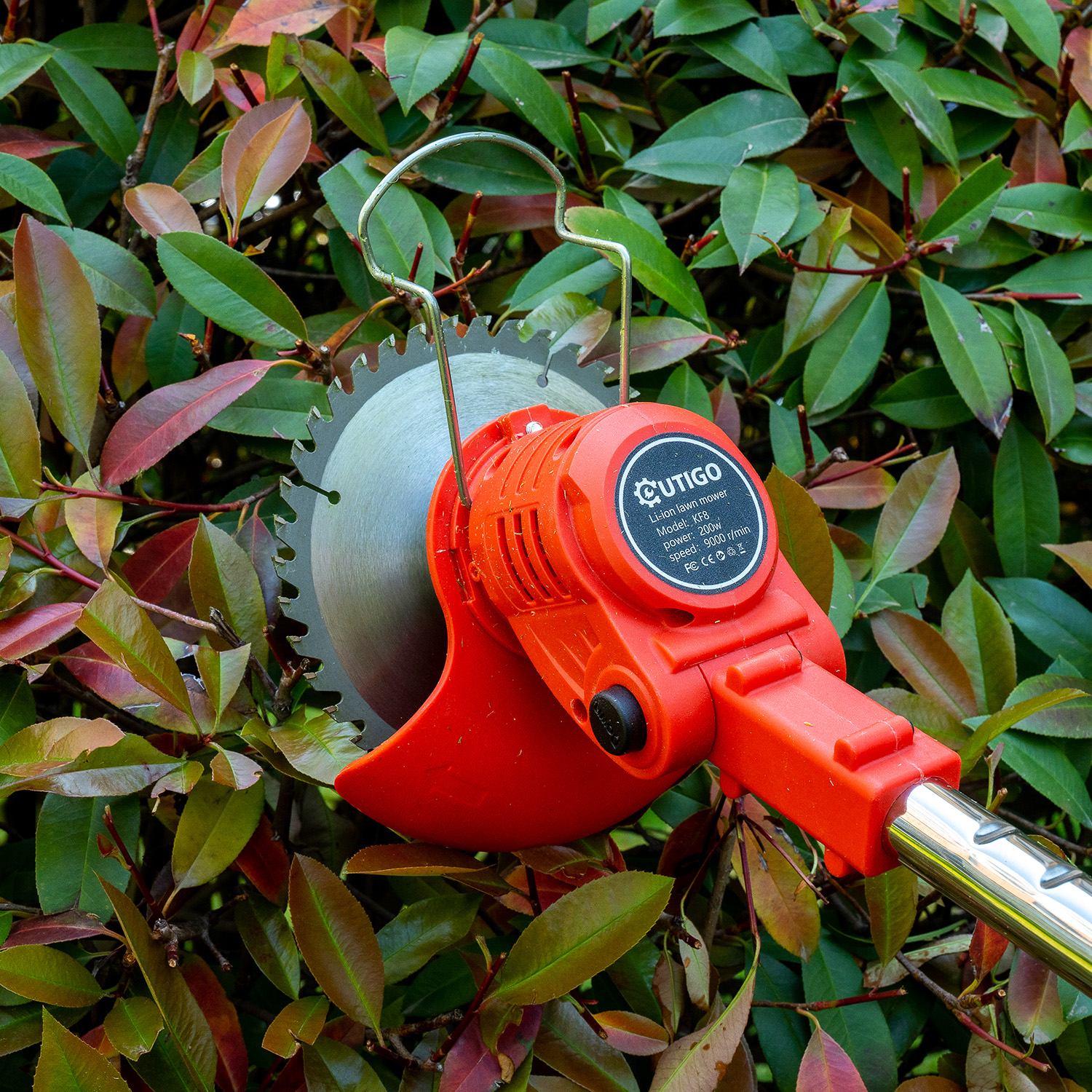 Aparador de grama elétrico sem fio OUTIGO-KF8, com 2 baterias e 4 tipos de lâminas, ajustável em altura e ângulo, para cortar gramados e arbustos ao ar livre