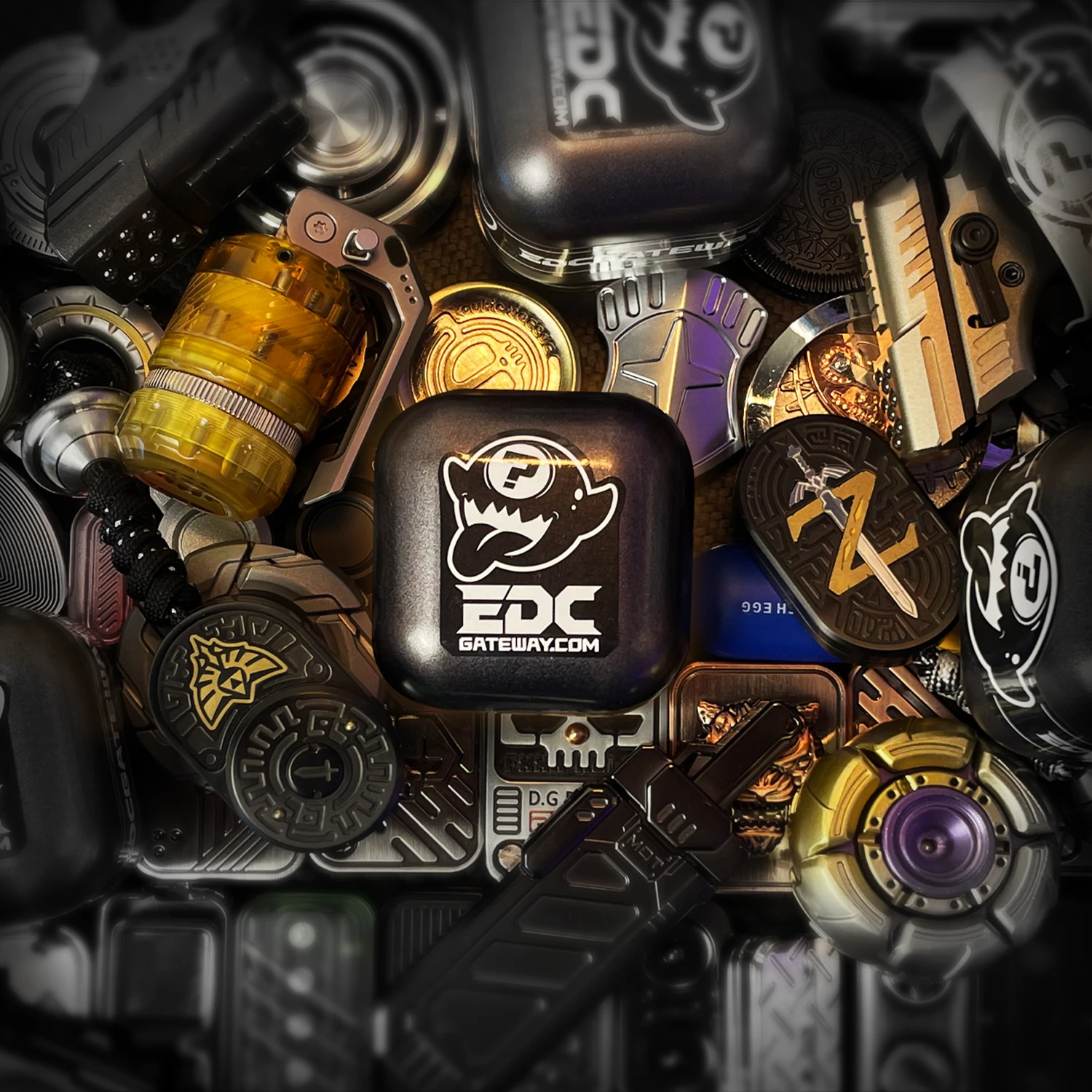 タクティカル EDC フィジェット ミステリー ボックス – プレミアム メタル スピナー、プッシュ スライダー、磁気コイン、ポケット ギア、ストレス リリーフ、コレクター向け GIF