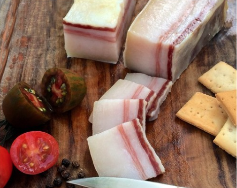 Barriga ibérica alimentada com bolota 1,50kg de bolotas alimentadas com porcos ibéricos. Uma cura lenta e em uma adega natural, torna este um produto excepcional. Ideal para preparar um aperitivo