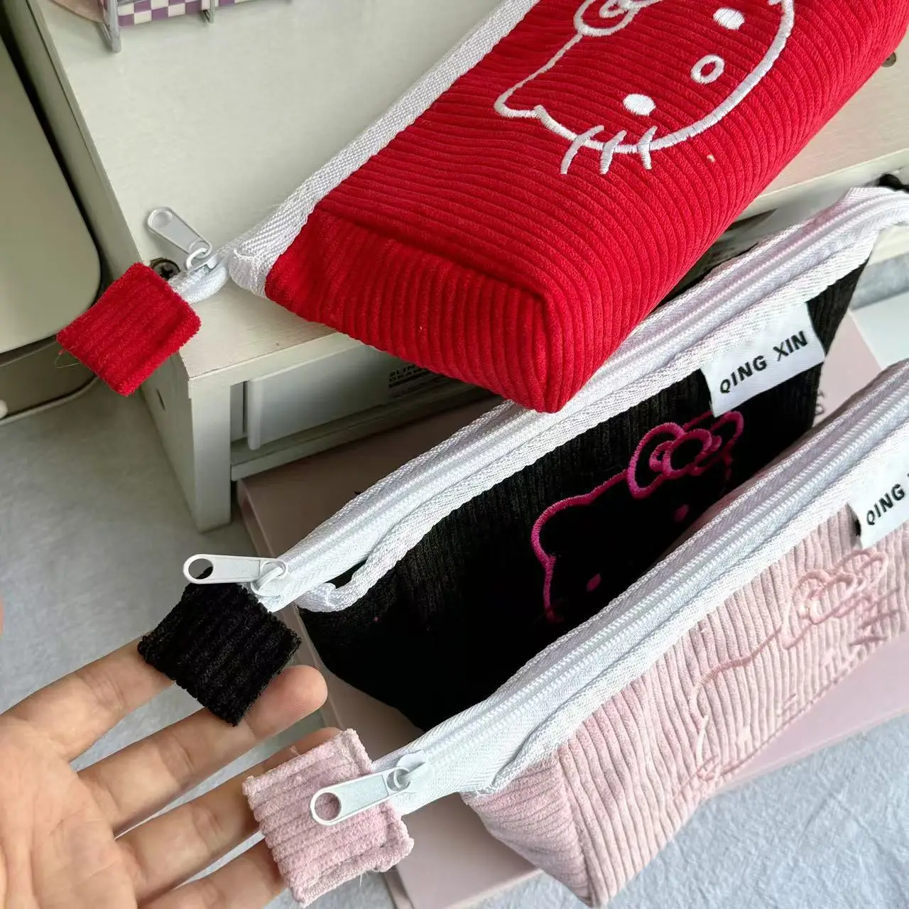 Hello Kitty น่ารักกระเป๋าแต่งหน้า Soft Touch ความงามเครื่องเขียนปากกากระเป๋าแฟชั่นความจุขนาดใหญ่กระเป๋าสาวน่ารักของขวัญ
