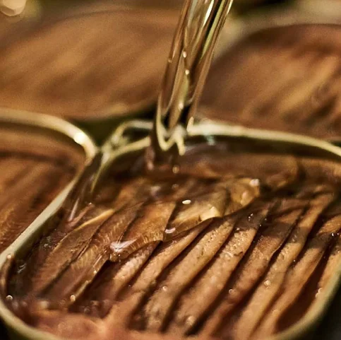 Anchovas cantábrias 12 filetes em azeite fazemos o processo de cura completo de anchova seguindo o método tradicional. 10-12 cantabrico anchovas em azeite extra-grande.