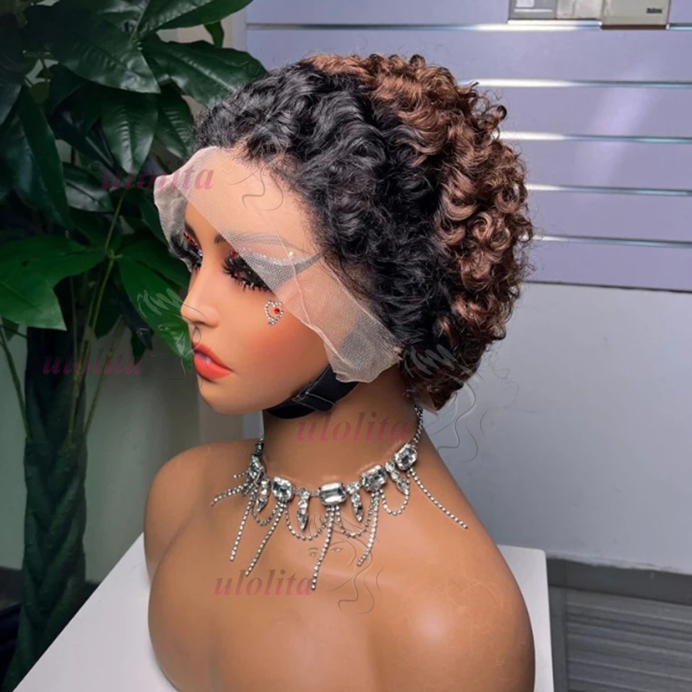 Ombre wenkbrauw 1B/4 Pixie krullende pruik 100% echt haar 13x4 kant frontaal kort krullend pruik transparant kant Pixie-cut Braziliaans remy-haar