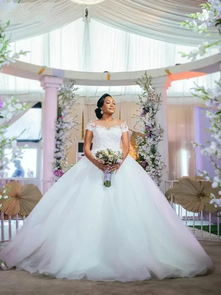 Customized Short Sleeves Wedding Dresses for Bride  Sheer O-neck Appliques African Sweep Train Bridal Gown Vestido de novia