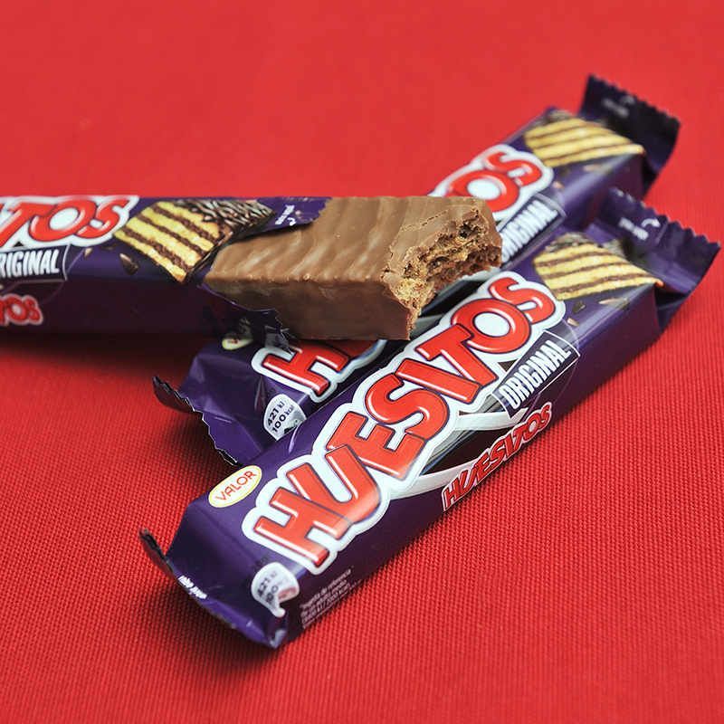 Barras de chocolate originais brilhantes-barras de biscoito leves revestidas com leite achocolatado. Cada barra pesa 20 gramas e é embalada individualmente. Caixa de 48 bares.