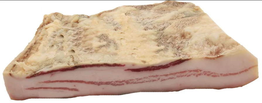 Barriga ibérica alimentada com bolota 1,50kg de bolotas alimentadas com porcos ibéricos. Uma cura lenta e em uma adega natural, torna este um produto excepcional. Ideal para preparar um aperitivo