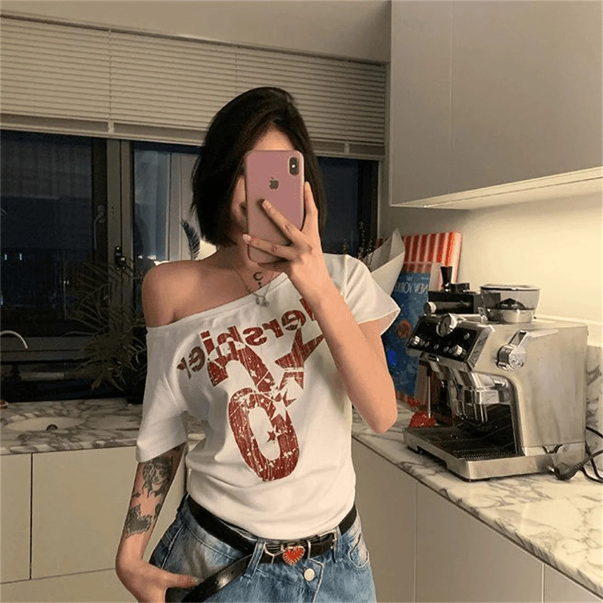 Y2Kスポーツサマーオフショルダートップス レディース レター セクシー ヴィンテージ 2000年代 半袖Tシャツ レディース ボディ ベーシック クロップトップ 女性 カジュアル