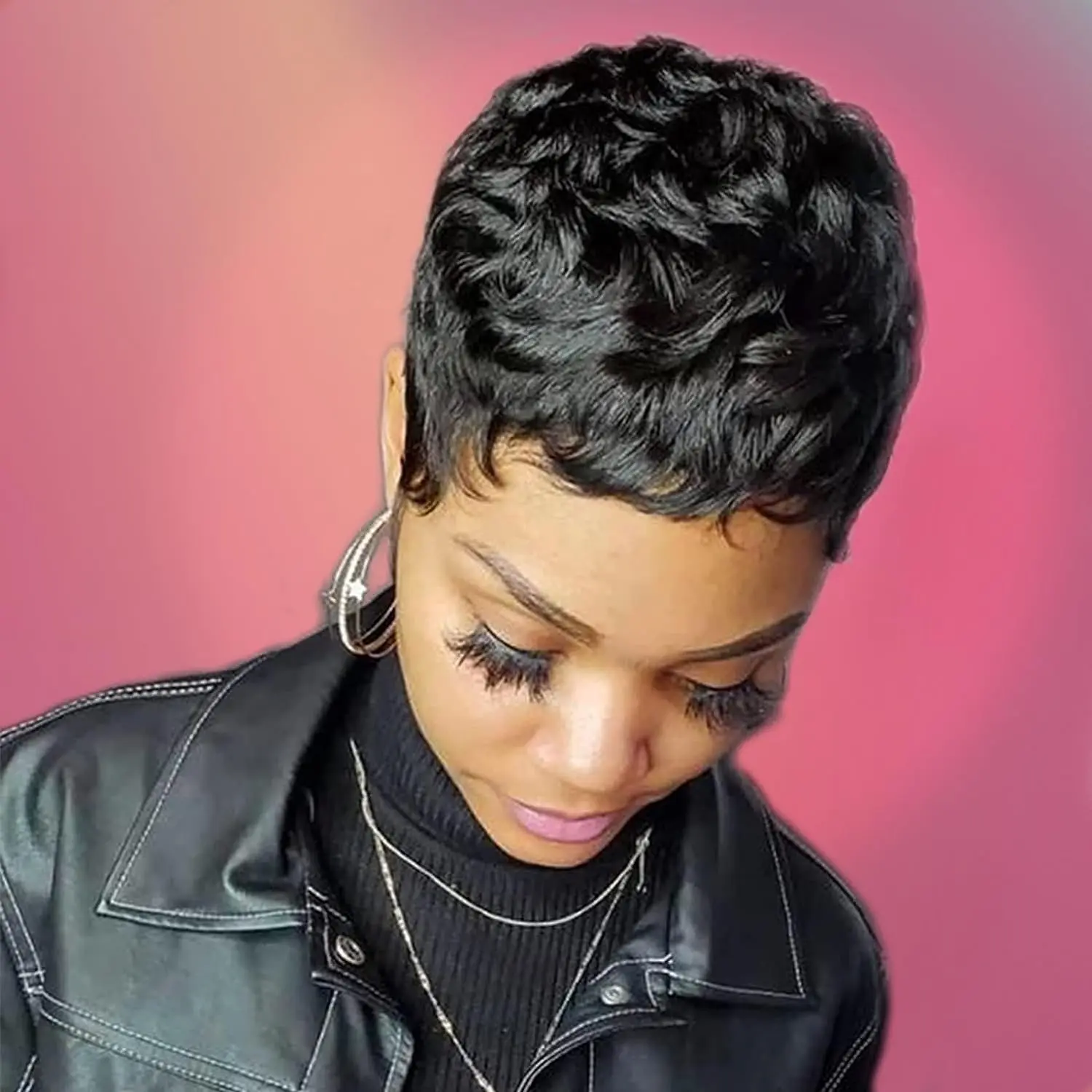 Peruca sintética estilo elfo curto feminino preto, peruca em camadas de onda elegante com rede de cabelo grátis