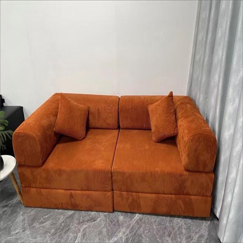 Multifunktionales Samtschlafsofa für das Wohnzimmer im nordischen hellen Luxusstil. Boxed-Kompression. Lieferung an Ihre Tür