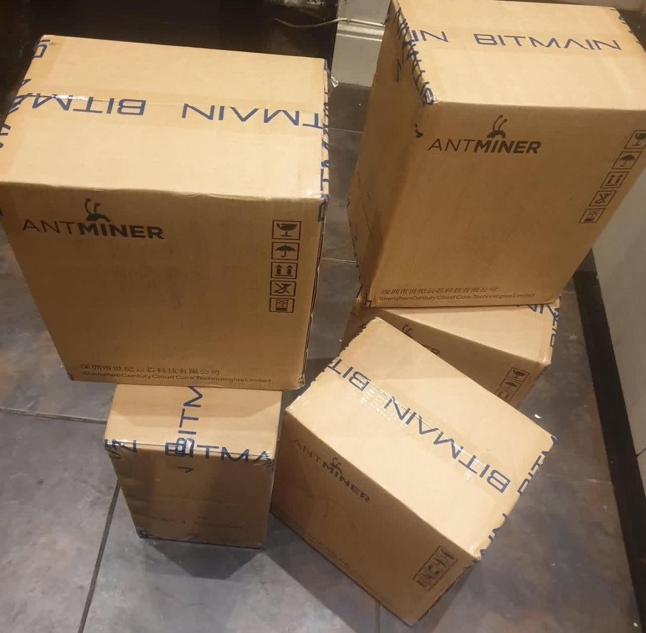 Encomende agora!! Mineiro de Bitmain Antminer S21 Pro 245T 3675W BTC ASIC com unidade de fonte de alimentação