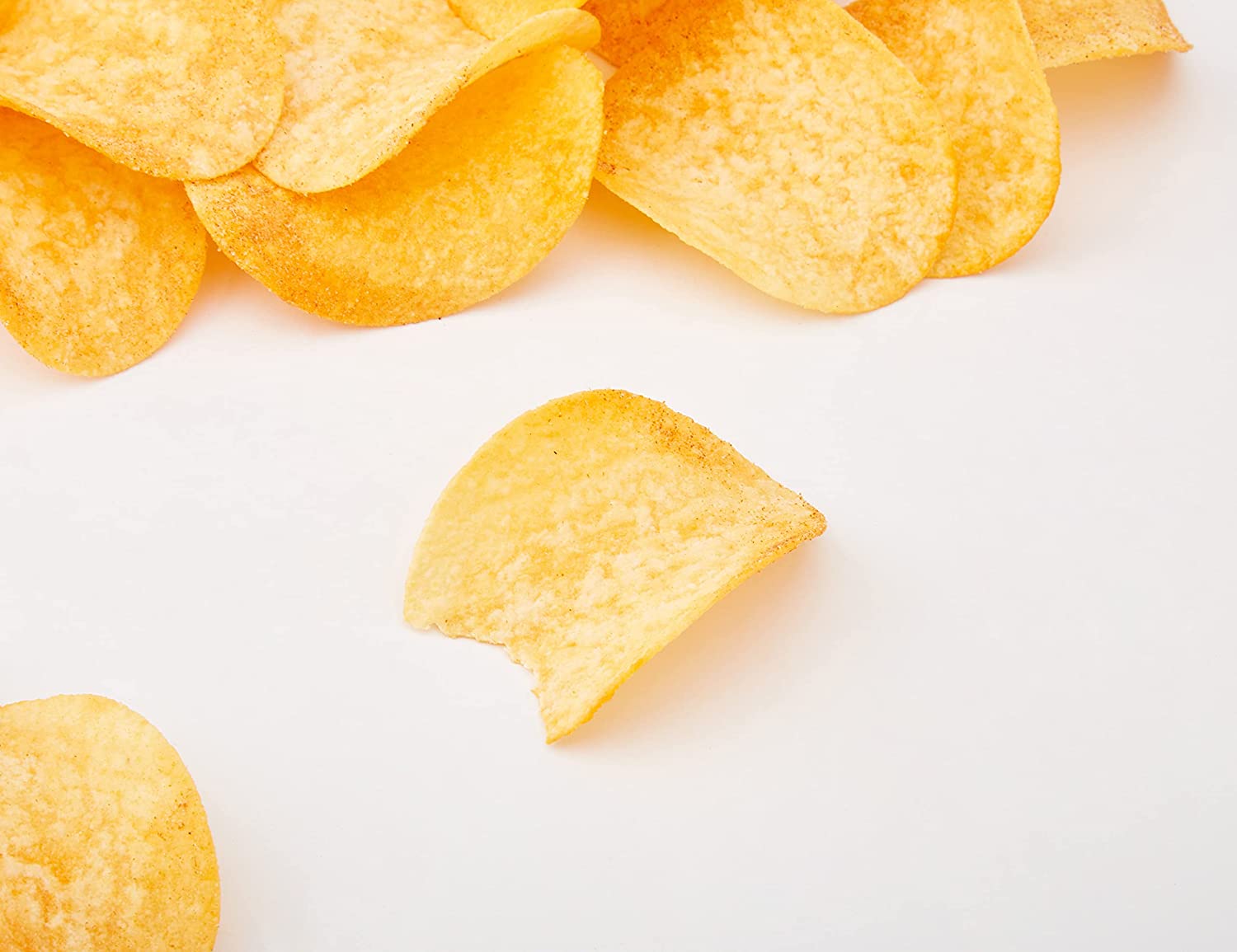Batatas pringles quentes e picantes-batatas fritas lanche-aperitivo à base de batata frita, em forma redonda e com um sabor picante. É servido em uma lata com uma tampa-contém 6 unidades de 165gr cada