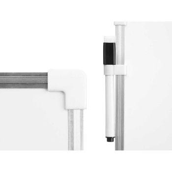 Quadro branco magnético dupla face, um para marcadores e um para giz. Inclui dois ímãs e um marcador apagável a seco. Design moderno com moldura de alumínio prateado, uso frequente e fácil de limpar