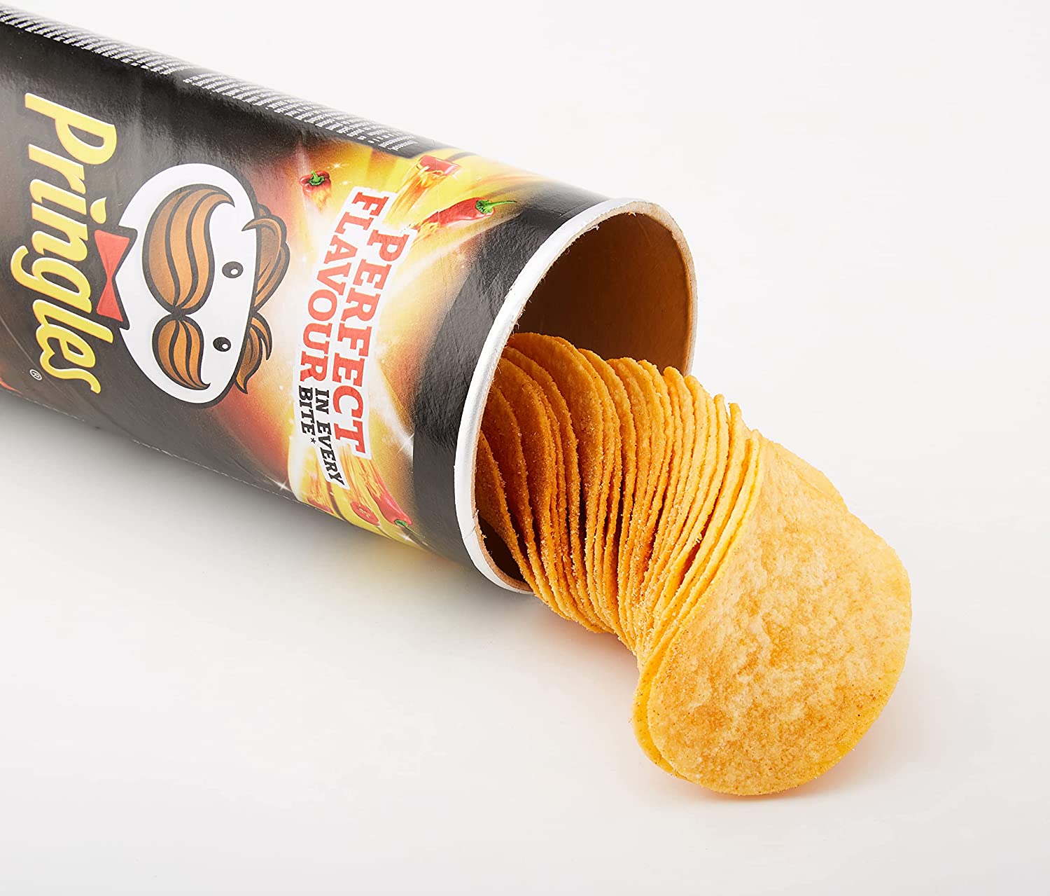 Batatas pringles quentes e picantes-batatas fritas lanche-aperitivo à base de batata frita, em forma redonda e com um sabor picante. É servido em uma lata com uma tampa-contém 6 unidades de 165gr cada