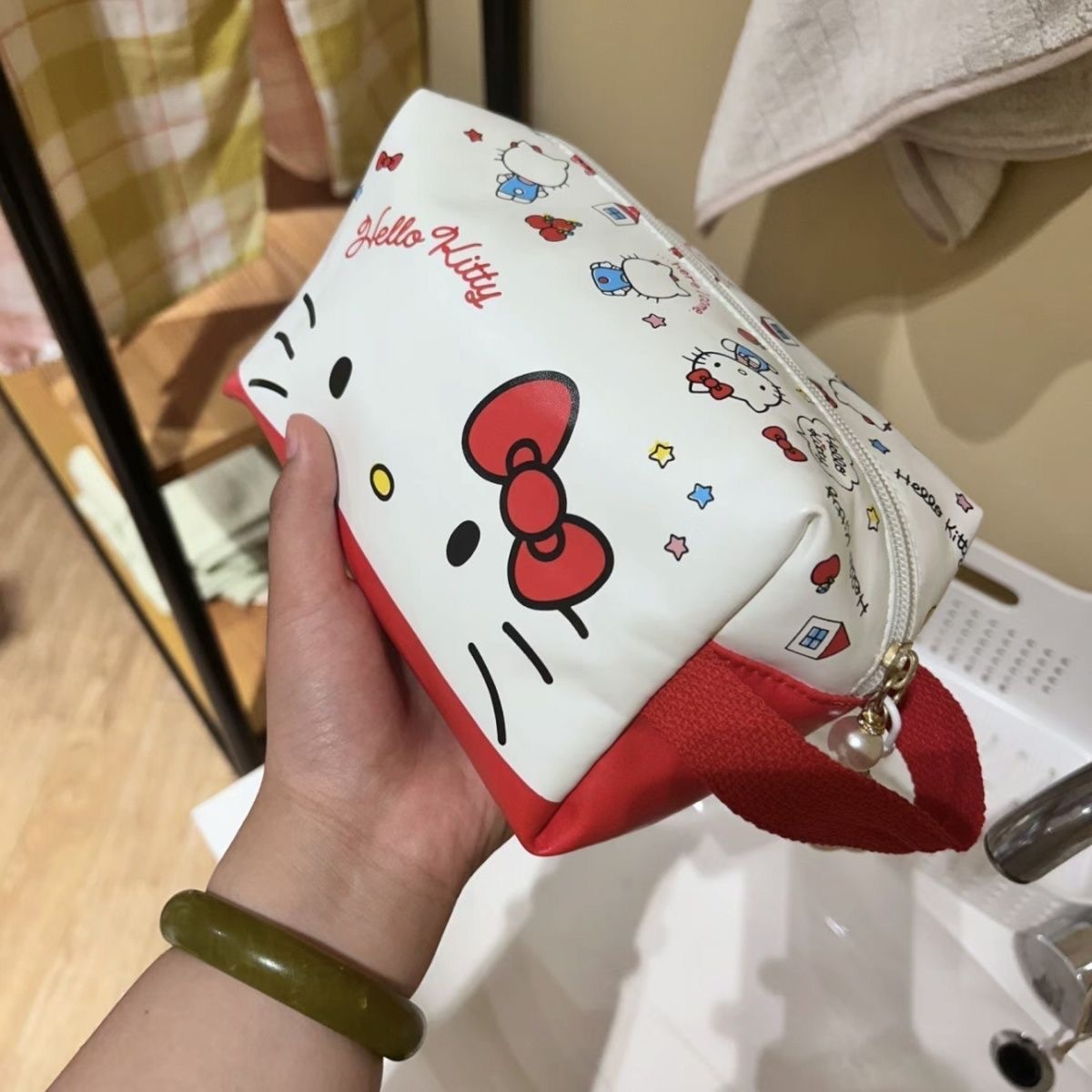 Sanrio-Bolsa de maquillaje de gran capacidad con dibujos animados, pequeña bolsa de almacenamiento de viaje portátil impermeable para exteriores
