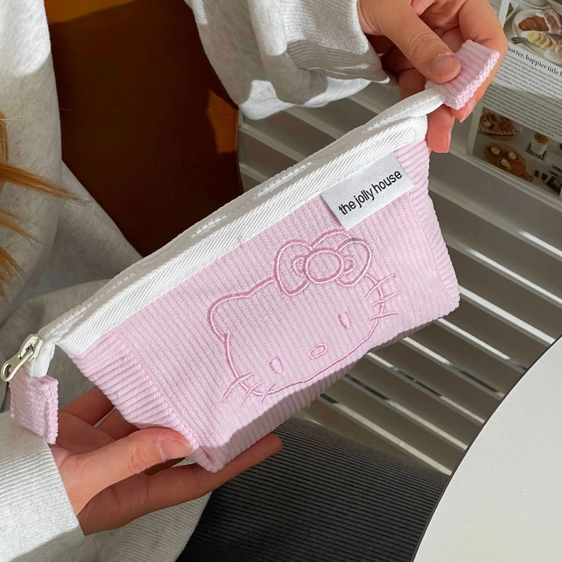 Hello Kitty น่ารักกระเป๋าแต่งหน้า Soft Touch ความงามเครื่องเขียนปากกากระเป๋าแฟชั่นความจุขนาดใหญ่กระเป๋าสาวน่ารักของขวัญ