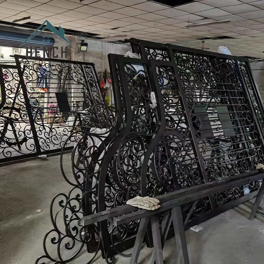 ประตูเหล็กดัดแบบแฟนซีสำหรับบ้านวิลล่าที่จอดรถการออกแบบในจีน