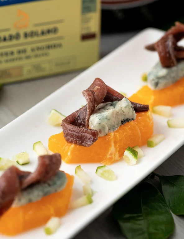 Anchovas cantábrias 12 filetes em azeite fazemos o processo de cura completo de anchova seguindo o método tradicional. 10-12 cantabrico anchovas em azeite extra-grande.