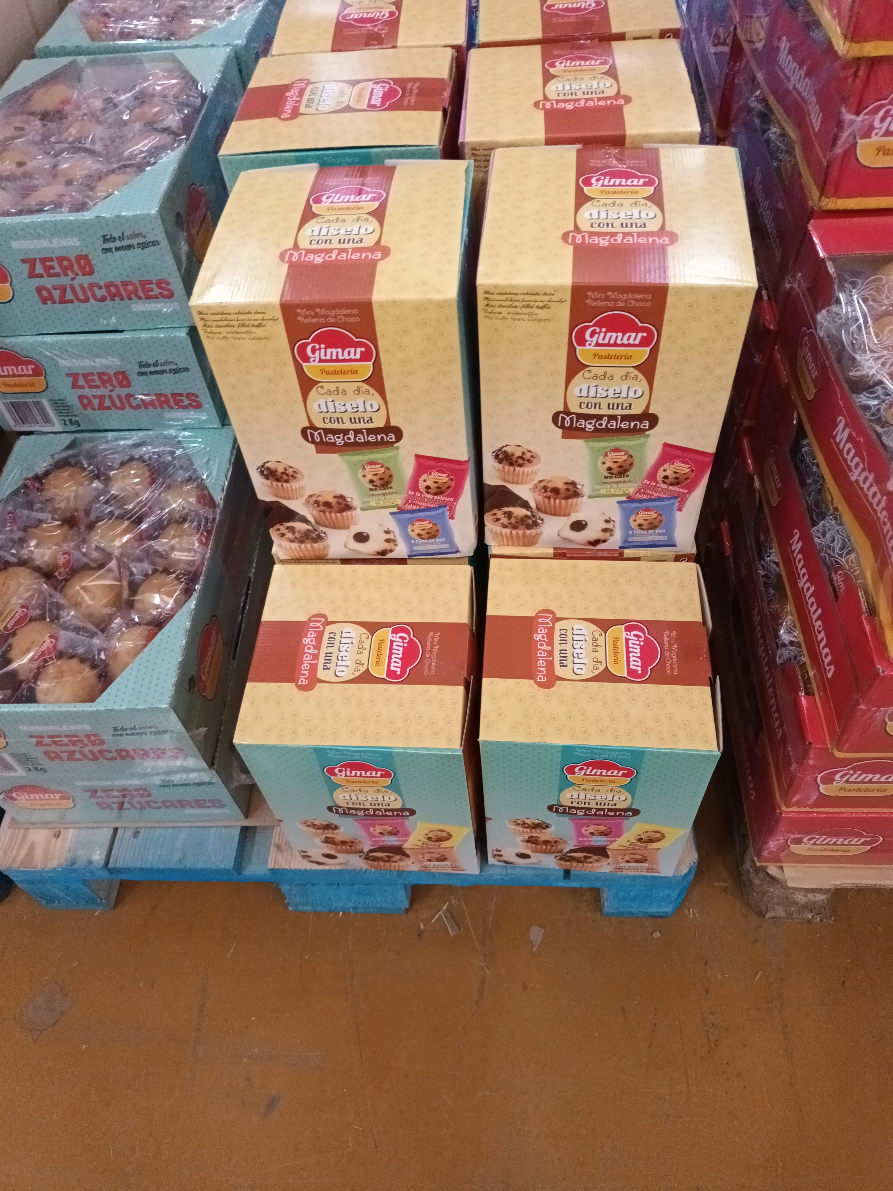 MINI MADALENA RELL.CHOCO env.1.5kg( unidades  120 aprox)  N / Masa yogur + pepitas choco y relleno choco. tipo hosteleria