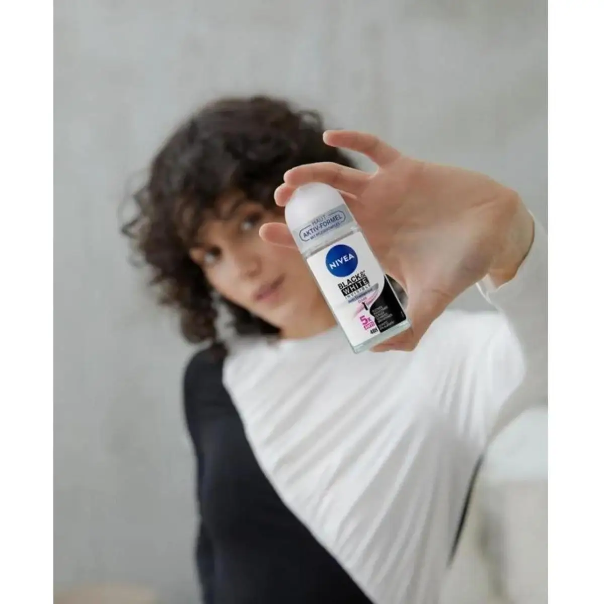 NIVEA Savings Pack - Black & White Invisible Original Roll on Desodorizante para mulher 50ml x 6 unidades.