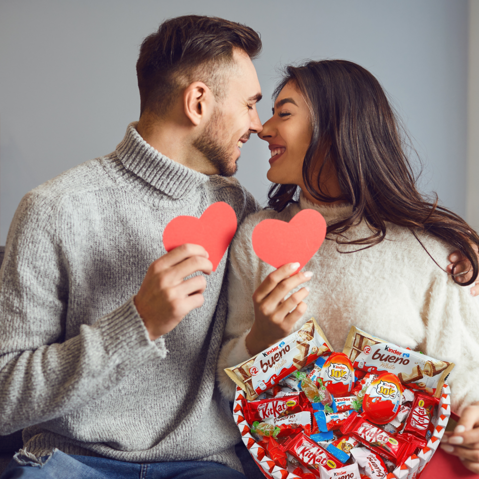Corazon de Chocolate Kinder + 125 Chocolates - Regalo Ideal para San Valentin - Corazon de Chocolate de 30 cms. Kinder Bueno - Kinder Joy - Kit Kat [IAMI]