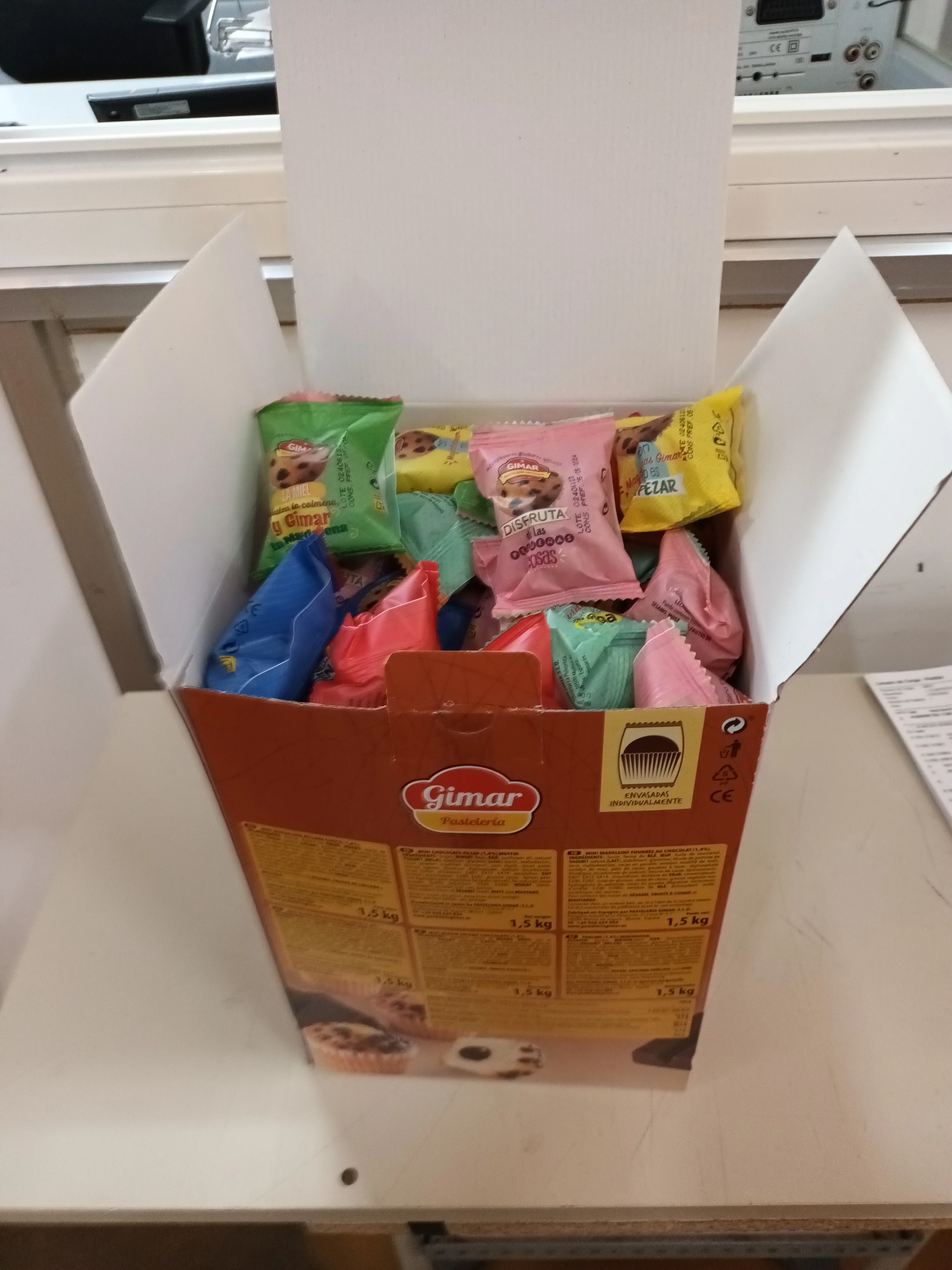 MINI MADALENA RELL.CHOCO env.1.5kg( unidades  120 aprox)  N / Masa yogur + pepitas choco y relleno choco. tipo hosteleria