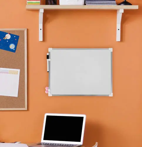 Pack de 2 unidades de quadros magnéticos frente e verso, um para marcadores e outro para giz. Inclui dois ímanes e um marcador apagável a seco. Design moderno com moldura em alumínio prateado, utilizado com frequência e fácil de limpar