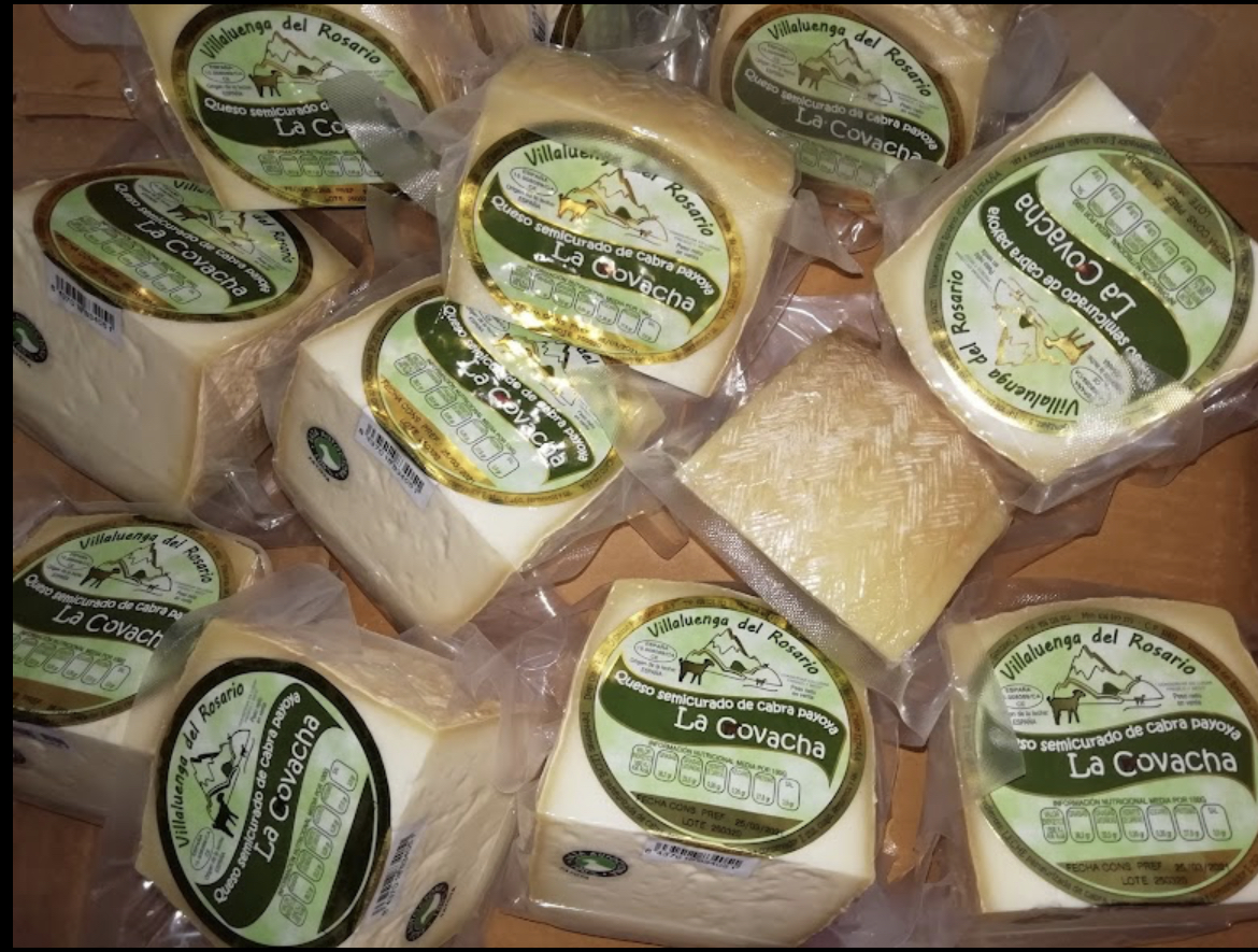 Queso semicurado de Cabra Payoya Artesano: Un viaje gustativo a la Sierra de Grazalema. La Covacha fusiona la tradición y la calidad en cada rincón de este queso excepcional. (1/2 QUESO 1KG APROX)