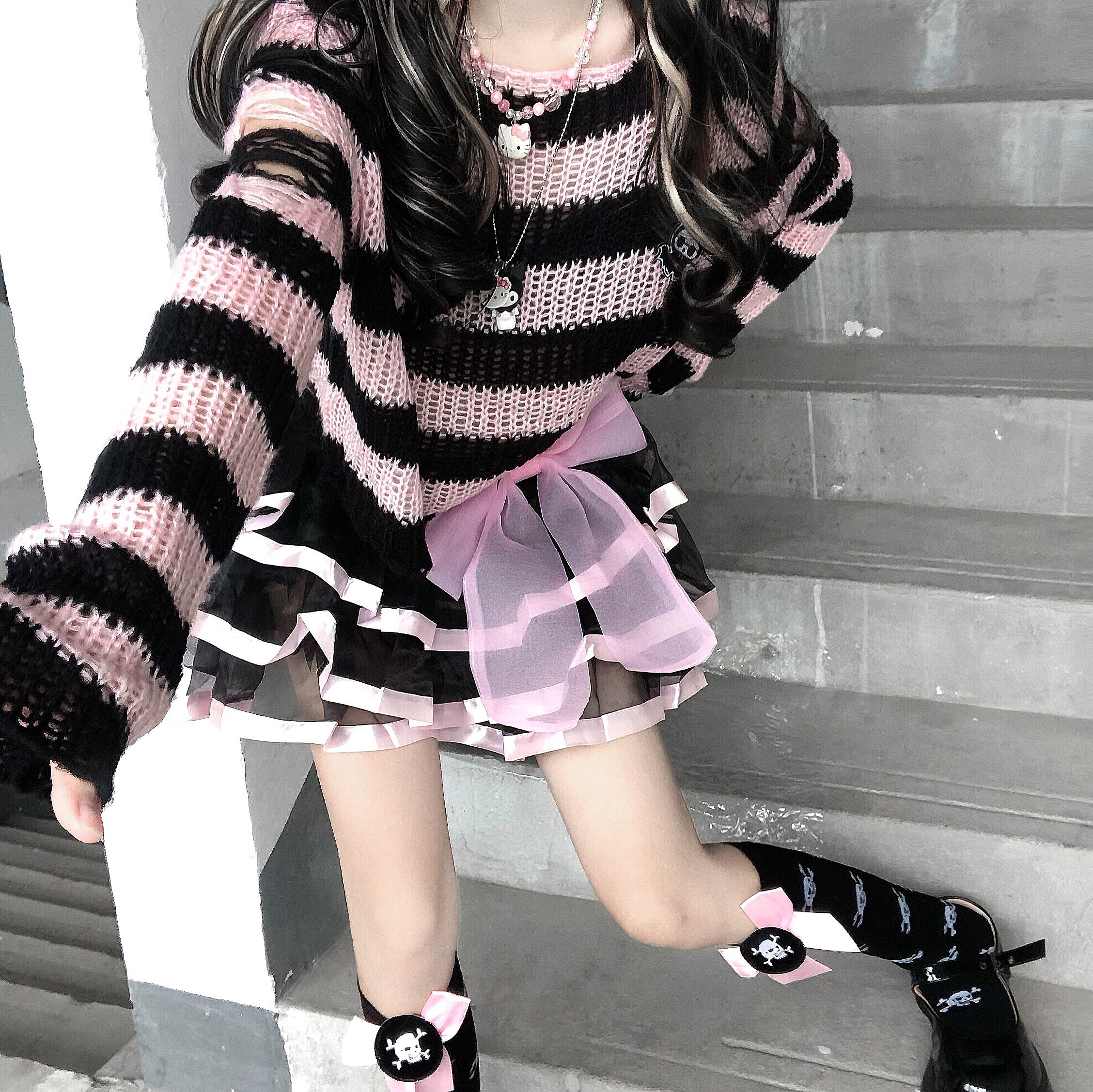 Karrram สีชมพูลาย Gothic เสื้อกันหนาวผู้หญิง Ripped หลุมหลวมถัก Frayed Fairy Grunge จัมเปอร์ Emo Streetwear Lolita
