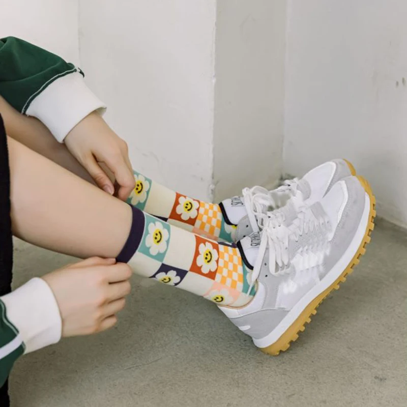 5 pares de calcetines largos estampados de invierno para mujer, conjunto de calcetines de flores nuevas a la moda, calcetines Kawaii transpirables de estilo coreano, ropa de calle