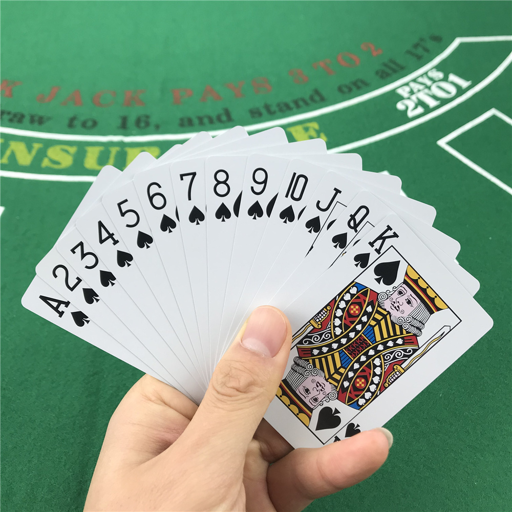 Mới Chơi Bài Nhựa Baccarat Texas Hold'em Xi Thẻ Nhựa PVC Pokers Chơi Bảng Màu Đỏ Và Màu Xanh Chống Nước Đeo Thẻ Trò Chơi