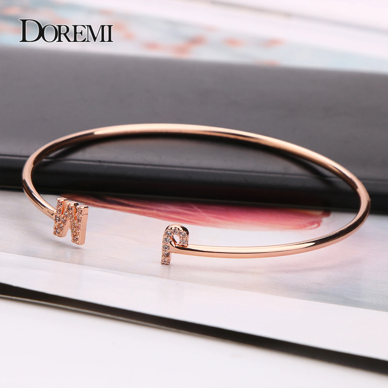 DOREMI Custom Letter สร้อยข้อมือกําไลข้อมือเด็ก Zirconia Pave การตั้งค่าเริ่มต้นสร้อยข้อมือเด็กและผู้ใหญ่ขนาดที่ไม่ซ้ํากัน Cuff เครื่องประดับ