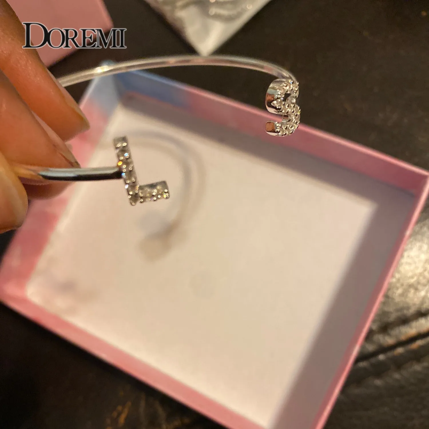 DOREMI Custom Letter สร้อยข้อมือกําไลข้อมือเด็ก Zirconia Pave การตั้งค่าเริ่มต้นสร้อยข้อมือเด็กและผู้ใหญ่ขนาดที่ไม่ซ้ํากัน Cuff เครื่องประดับ