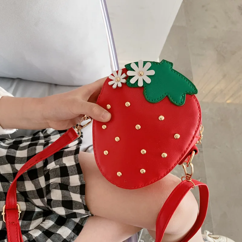Bolsas charmosas infantis de morango atravessadas fofas acessórios do bebê mini bolsa de ombro fashion couro pu bolsas de moedas rebite