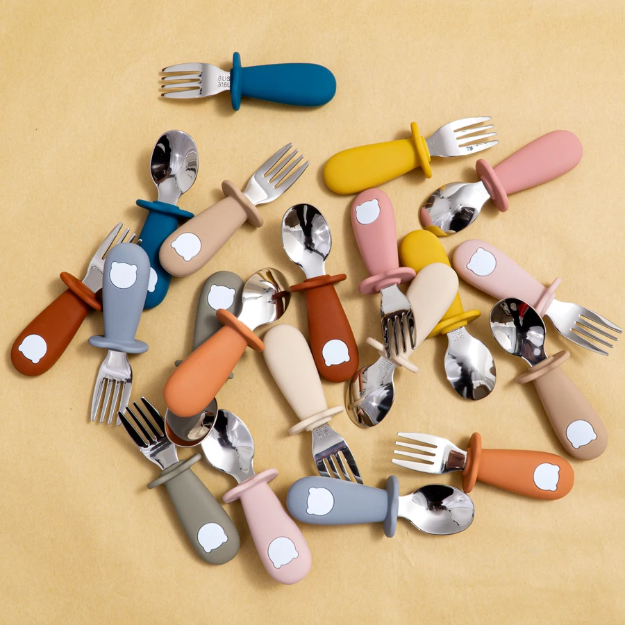 Novo design de alimentação do bebê colher garfo conjunto bpa livre alça silicone dos desenhos animados urso utensílio inoxidável utensílios de mesa das crianças
