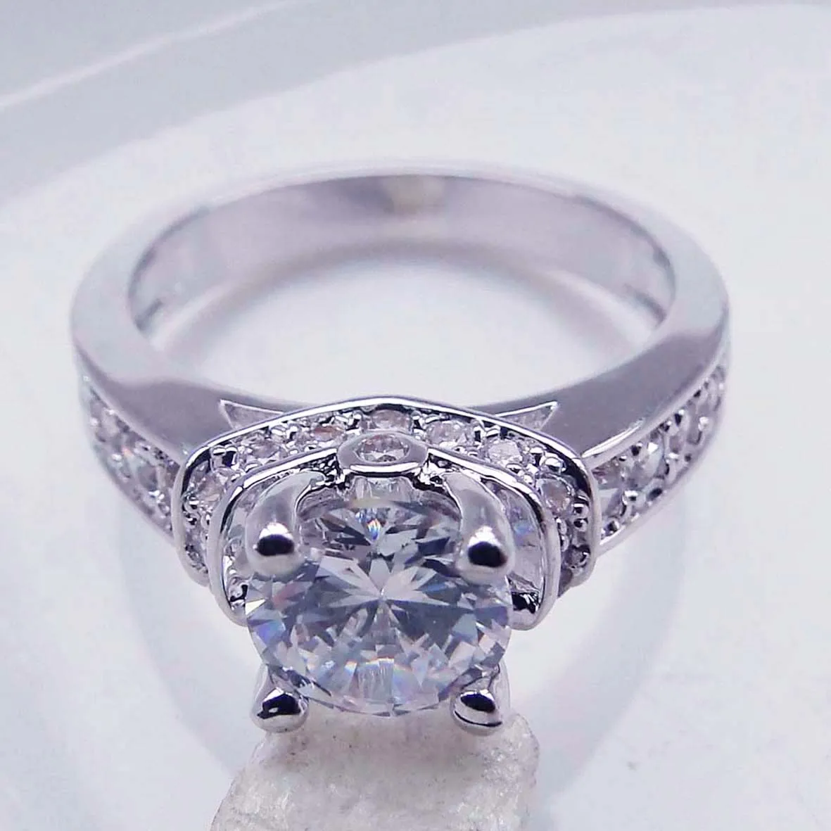 ทองเหลืองอารมณ์แหวน Zircon ของขวัญ Zircon