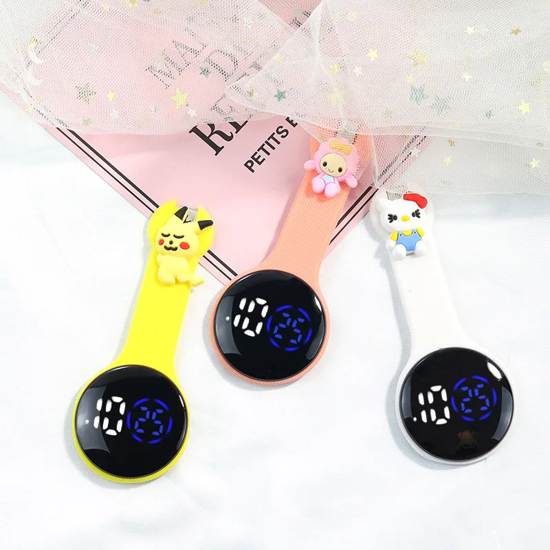 การ์ตูนน่ารักรุ่นหมอพยาบาลนาฬิกาซิลิโคนกระเป๋า LED นาฬิกาผู้หญิงที่มีสีสันของขวัญสำหรับโรงพยาบาลทางการแพทย์ Badge Reel