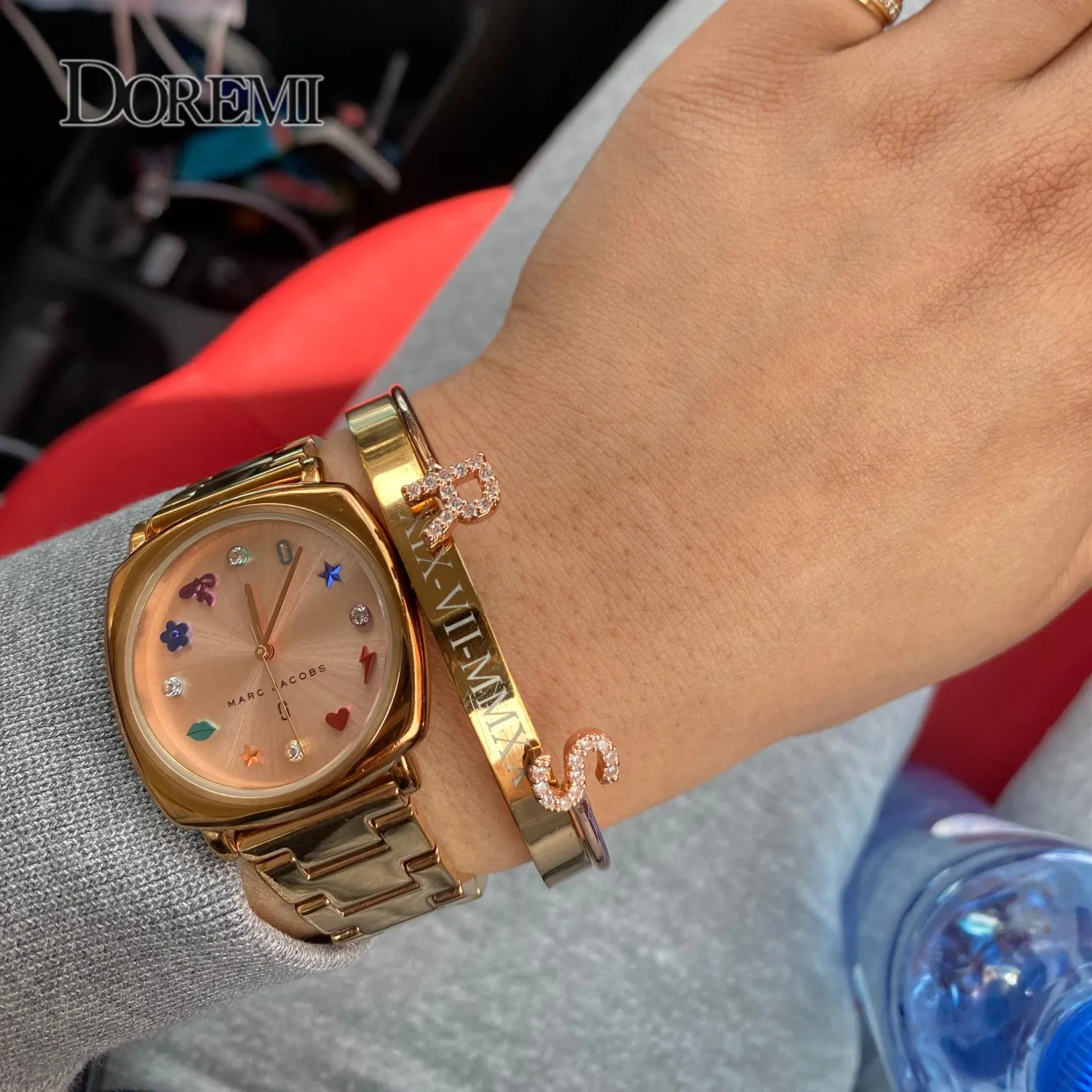 DOREMI Custom Letter สร้อยข้อมือกําไลข้อมือเด็ก Zirconia Pave การตั้งค่าเริ่มต้นสร้อยข้อมือเด็กและผู้ใหญ่ขนาดที่ไม่ซ้ํากัน Cuff เครื่องประดับ