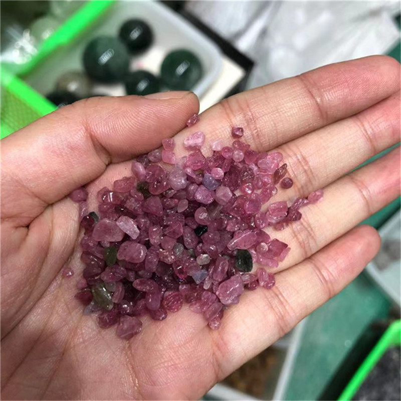 Alami Dipoles Merah Muda Turmalin Chip Kristal Penyembuhan Batu Permata untuk Dijual