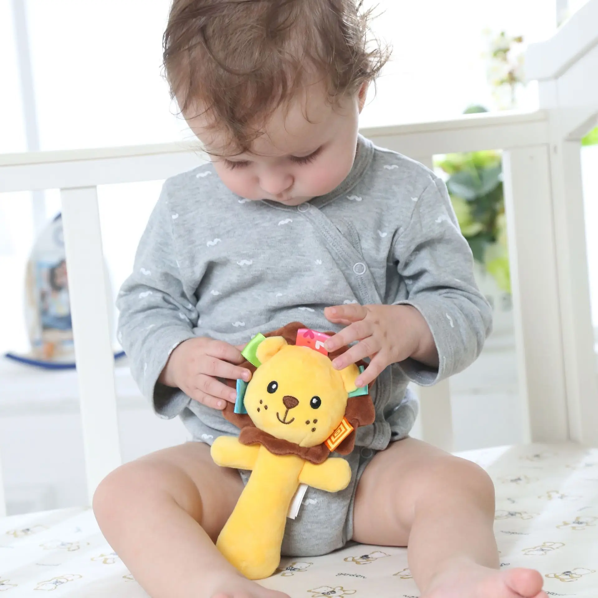Rabbit Lion Wrist Rattles Plush Stuffed Handbell Baby Soft Rattle Toys Early Development Shaker Crinkle Squeaky Sensory Rattles