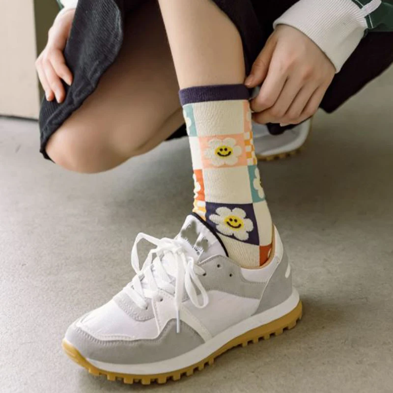 5 pares de calcetines largos estampados de invierno para mujer, conjunto de calcetines de flores nuevas a la moda, calcetines Kawaii transpirables de estilo coreano, ropa de calle