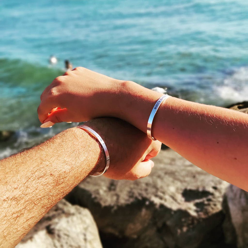 5 ミリメートル幅ブラッシュステンレス鋼カスタムパーソナライズされたコーディネートバングルレーザー彫刻調節可能なオープンカフトラベルブレスレットギフト
