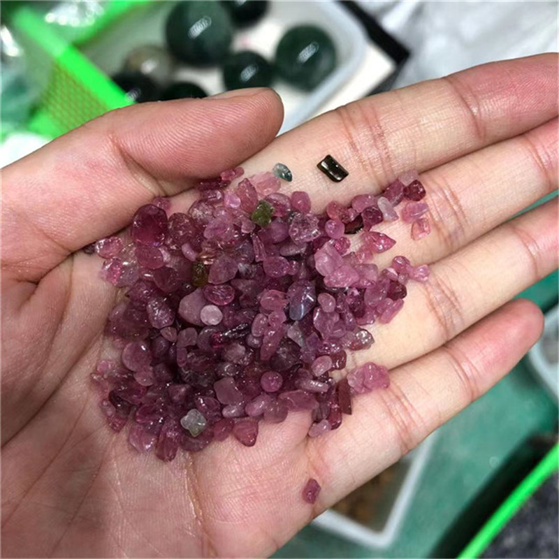 Alami Dipoles Merah Muda Turmalin Chip Kristal Penyembuhan Batu Permata untuk Dijual