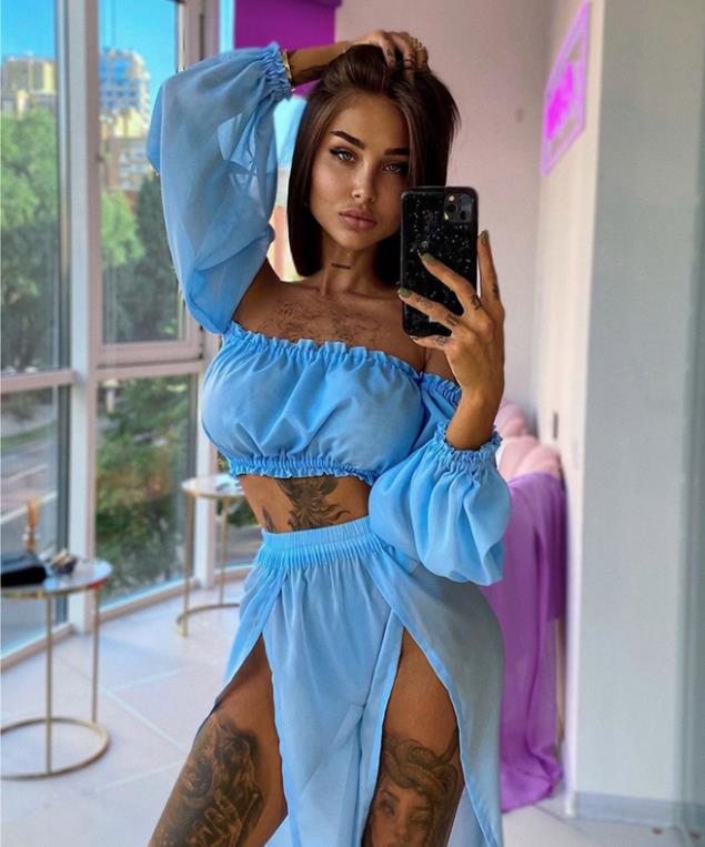Conjunto de roupas de moda feminina verão manga longa fora do ombro topos e cobrir saia terno de duas peças para viagens de férias na praia