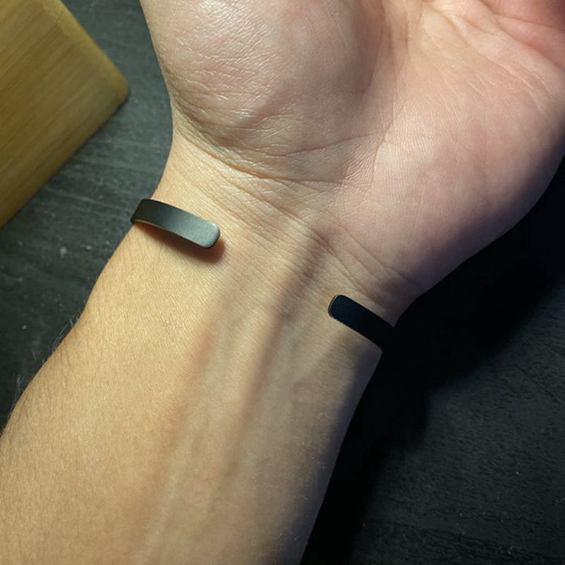 5 ミリメートル幅ブラッシュステンレス鋼カスタムパーソナライズされたコーディネートバングルレーザー彫刻調節可能なオープンカフトラベルブレスレットギフト