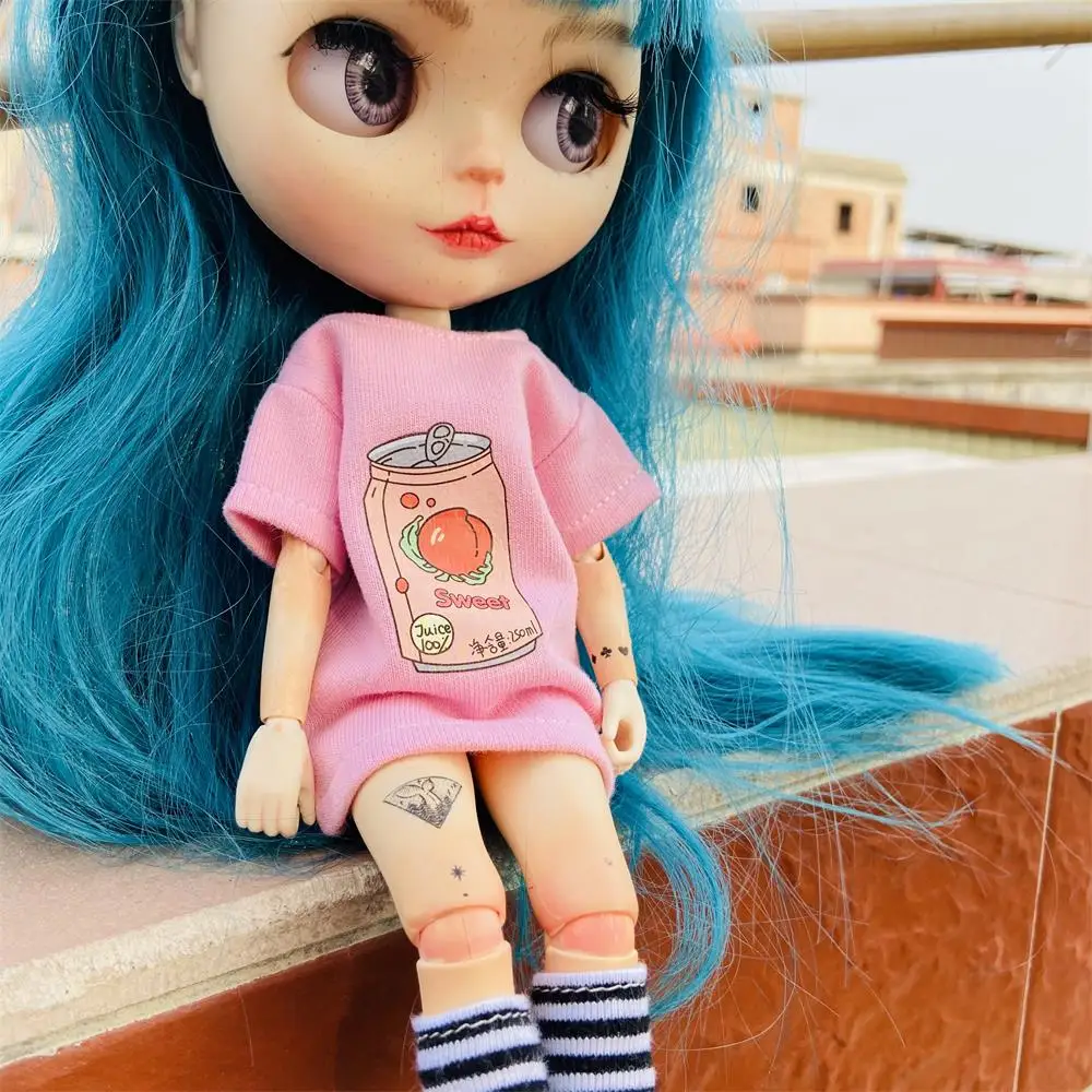 2 Buah/Set Barbie/Pakaian Blyth, Kaus Pendek Cetak Cantik + Kaus Kaki Bergaris, Dapat Digunakan untuk Aksesori Boneka 1/6