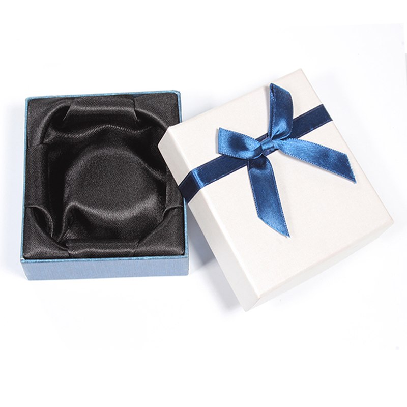 Посылка в бумажной коробке для подарков