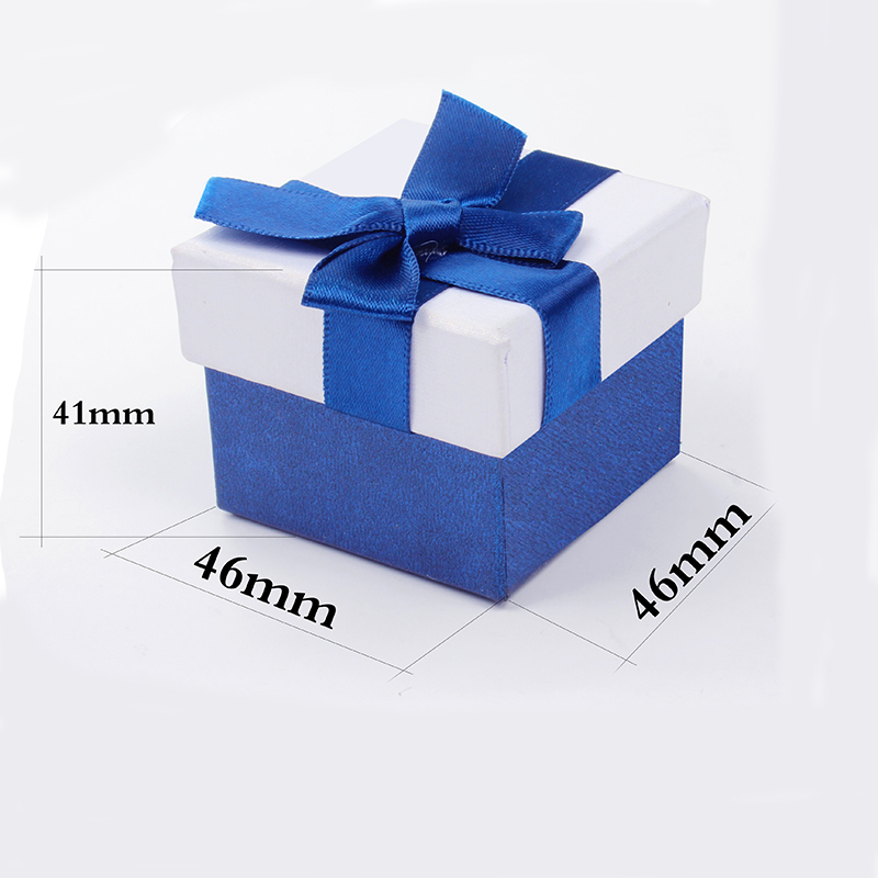 Посылка в бумажной коробке для подарков