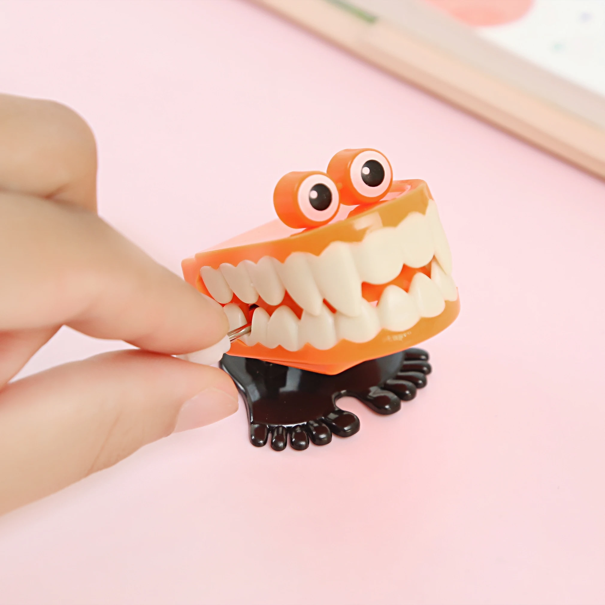 1 PCS Đồ Chơi trên Các Đồ Chuỗi Nhảy Bốn Đoạn Phong Cách Răng Ngẫu Nhiên Bạn Bè Juguetes