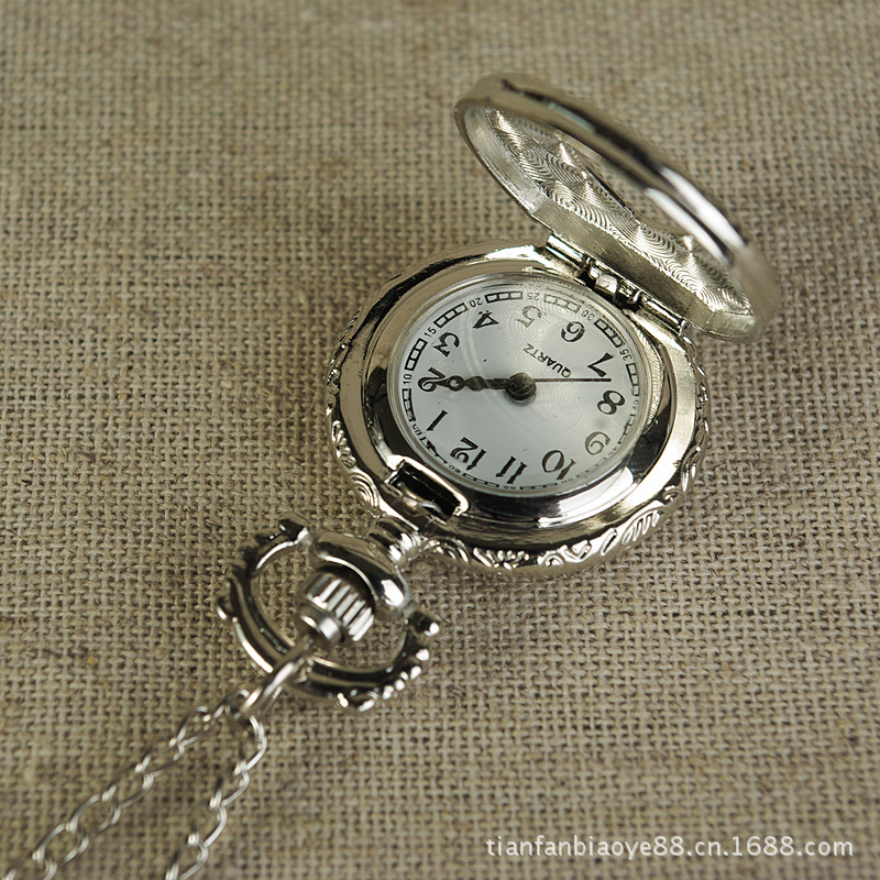 Relógio de quartzo coração prateado dígito árabe gravado design feminino senhoras presente fob relógio requintado mini relógio de bolso