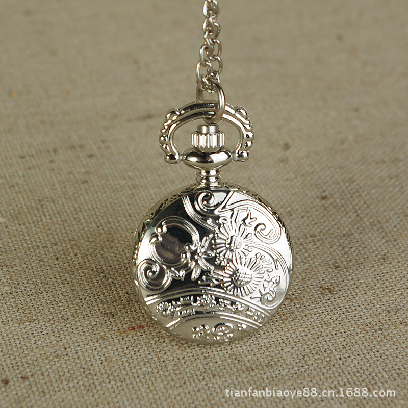 Relógio de quartzo coração prateado dígito árabe gravado design feminino senhoras presente fob relógio requintado mini relógio de bolso